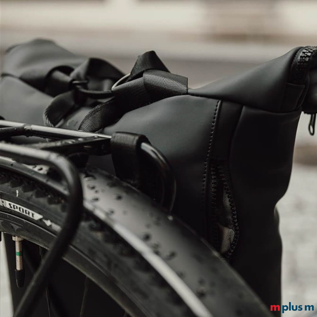 Schlaufen und Befestigung am unteren Teil der Tasche halten Rucksack sicher und fest am Gepäckträger damit Ihre Wertsachen immer bei Ihnen bleibeen