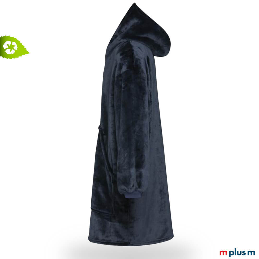 Oversize-Fleeceponcho in Navyblau mit Kapuze und Kängurutasche, hergestellt aus recycelten Materialien.