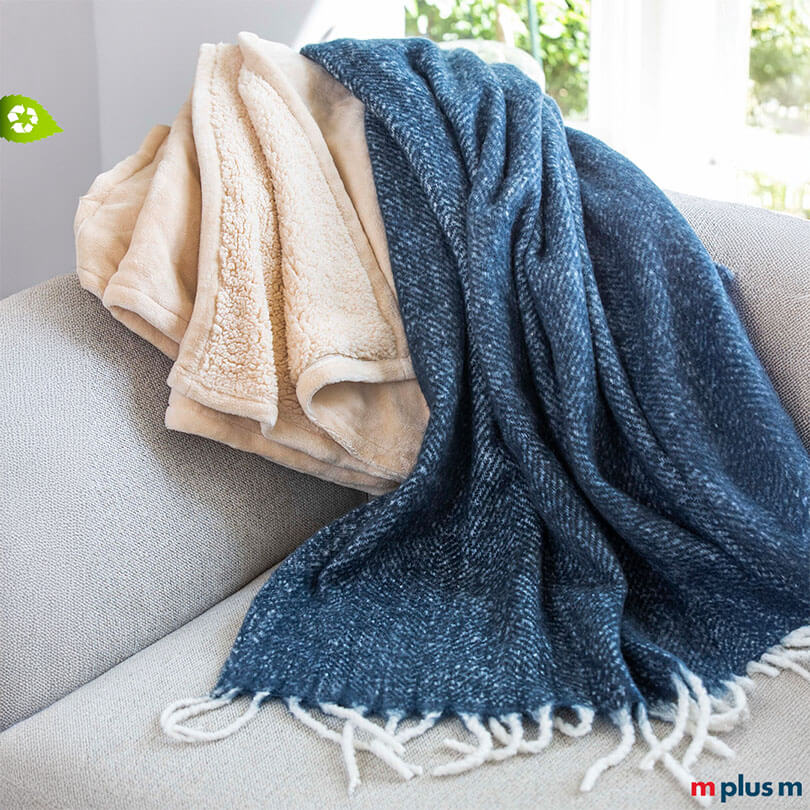 Schönes Werbegeschenk: Davos Recycling Decke mit Logo Stick