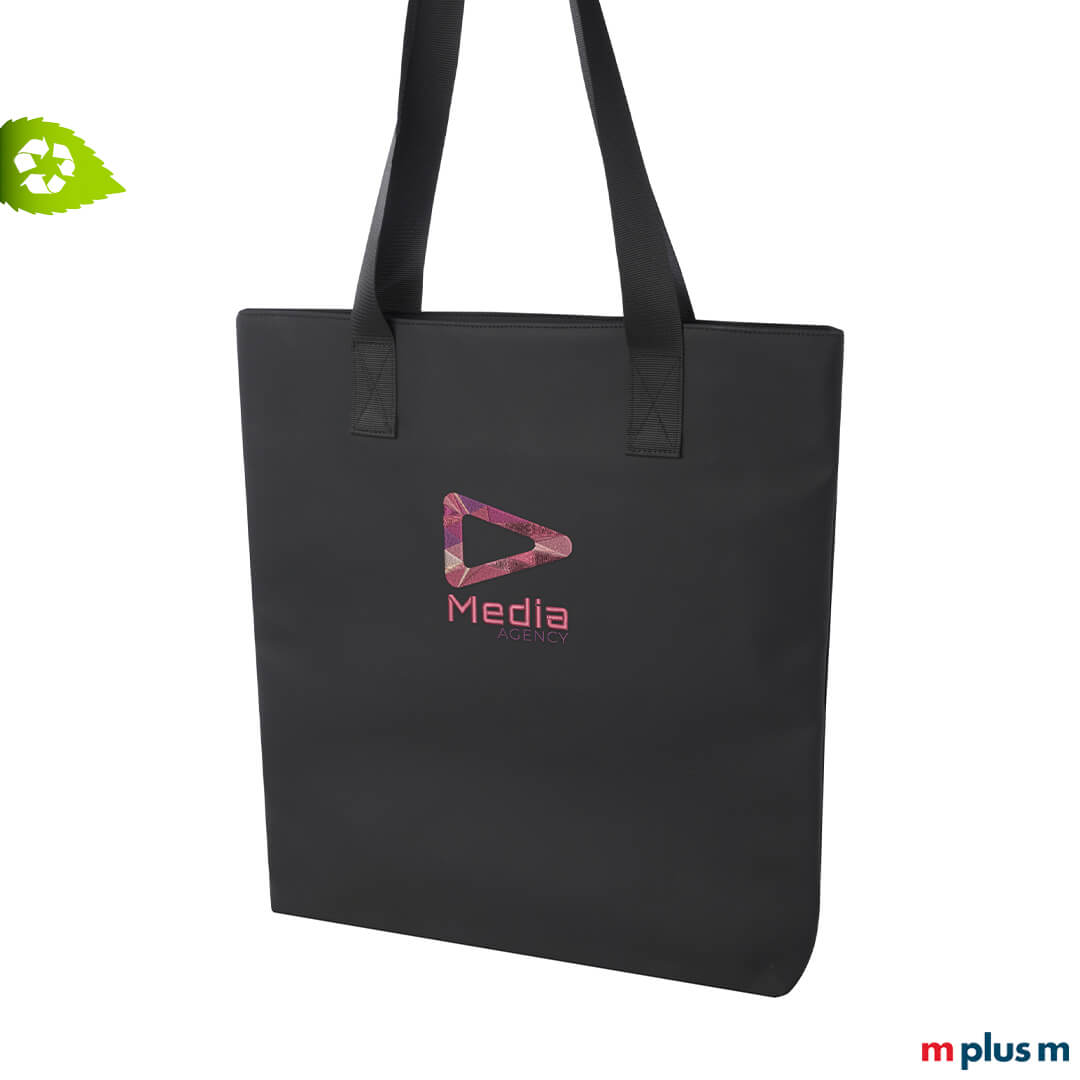 Schwarze Tasche aus recyceltem PET mit Logo-Druck als nachhaltiges Werbegeschenk
