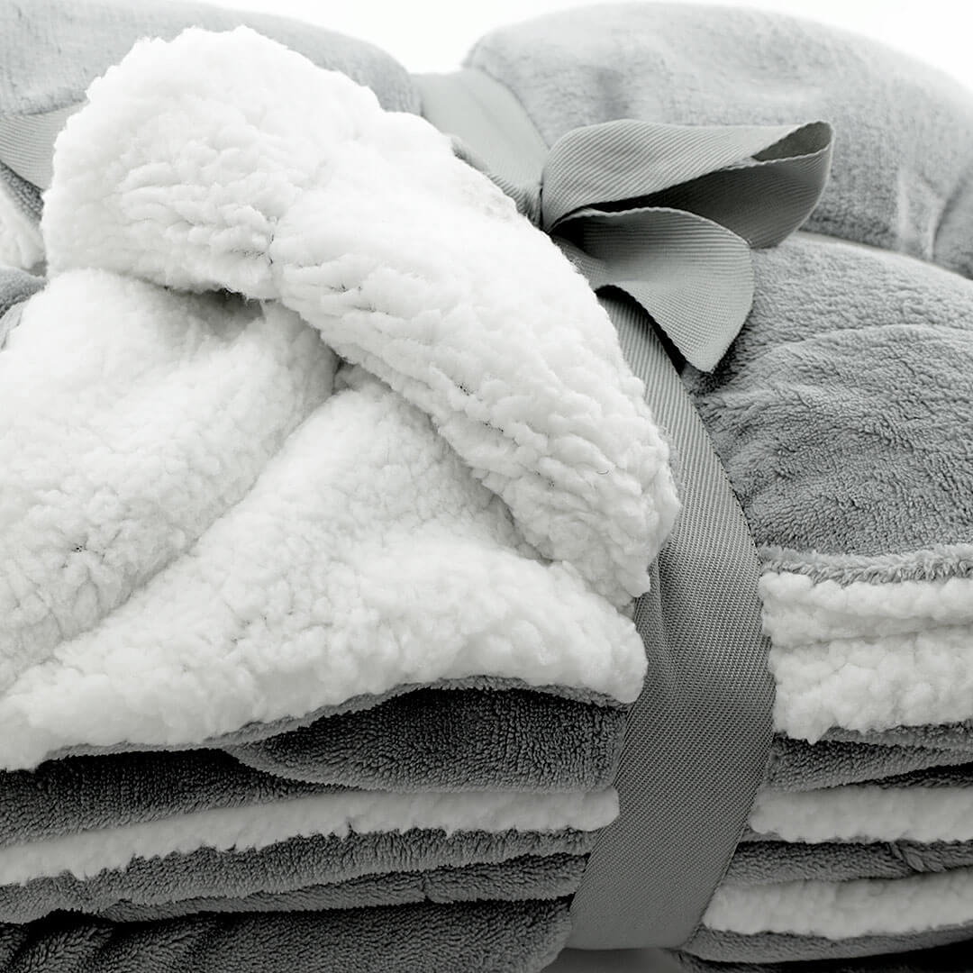 Fleecedecke zum wenden: Aussen Mikrofleece, innen Sherpafleece mit Schaffell-Optik