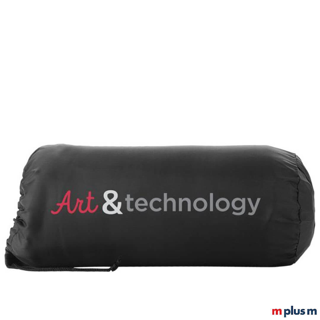 Die einfarbige 'Huggy' Decke besteht aus 100% Polarfleece. Die Decke wird mit einem praktischen Beutel mit Kordelzugverschluss geliefert.