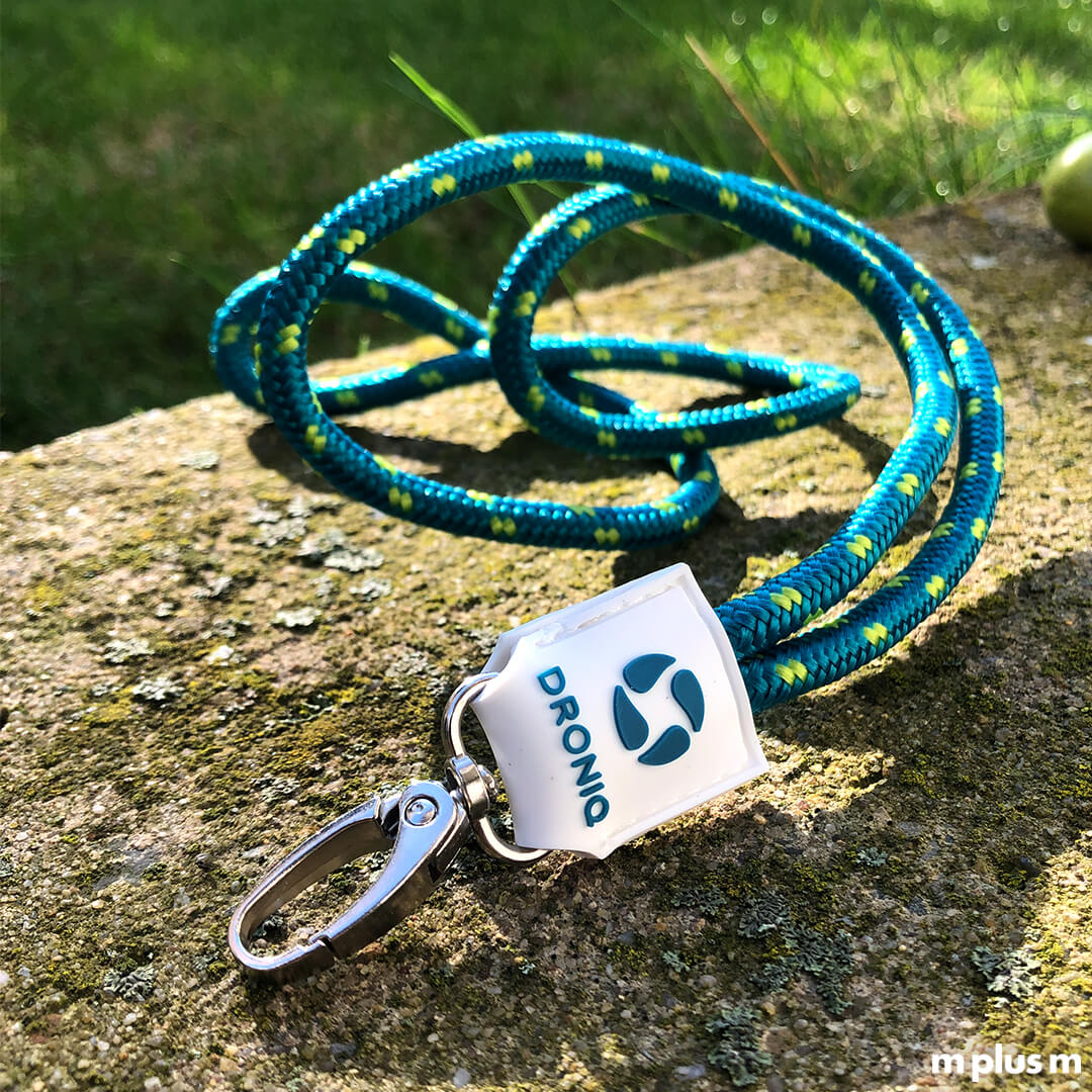 Kordel Schlüsselband in Wunschfarbe Grun/Hellgrün und Logo auf Gummi Badge.