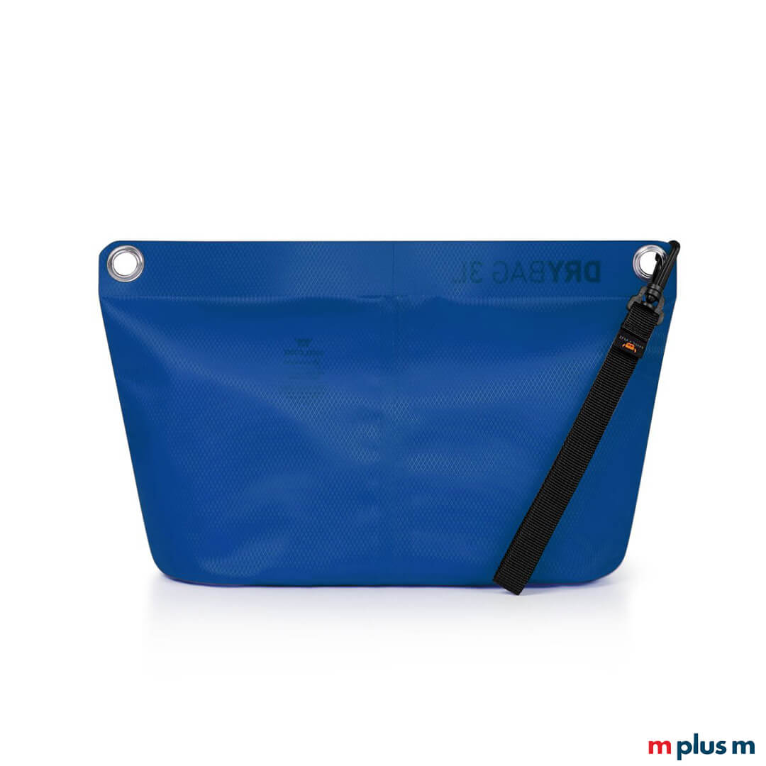  Rückansicht einer blauen 3L Drybag von Halfar mit schwarzem, wasserdichtem Reißverschluss, zwei oberen Metallösen und einer schwarzen Handschlaufe auf weißem Hintergrund.