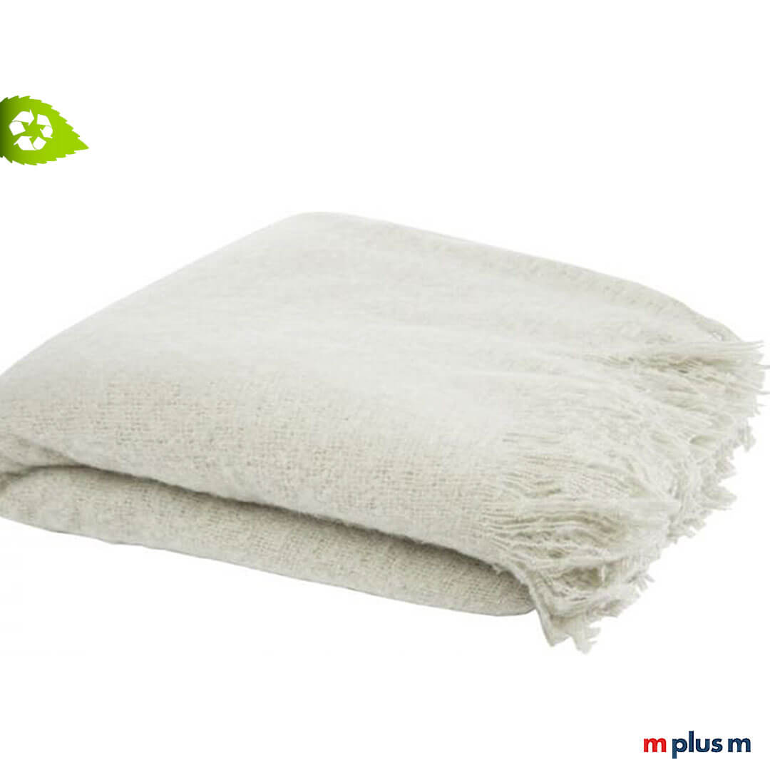 Hier sehen Sie die 'Mohair' Decke in der Farbe hellgrau. Die Decke wird aus Recycling PET hergestellt und wird mit Logo Druck ein nachhaltiger Werbeartikel
