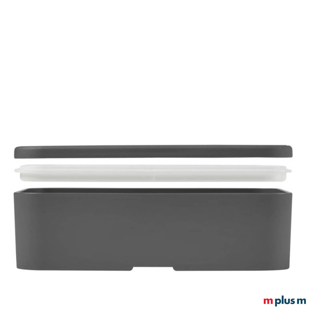 Die 'Miyo' Lunchbox hat ein großes Hauptfach und ein schmales Deckelfach. Der Deckel der Lunchbox wird durch ein Band aus Recycling PET fixiert. 