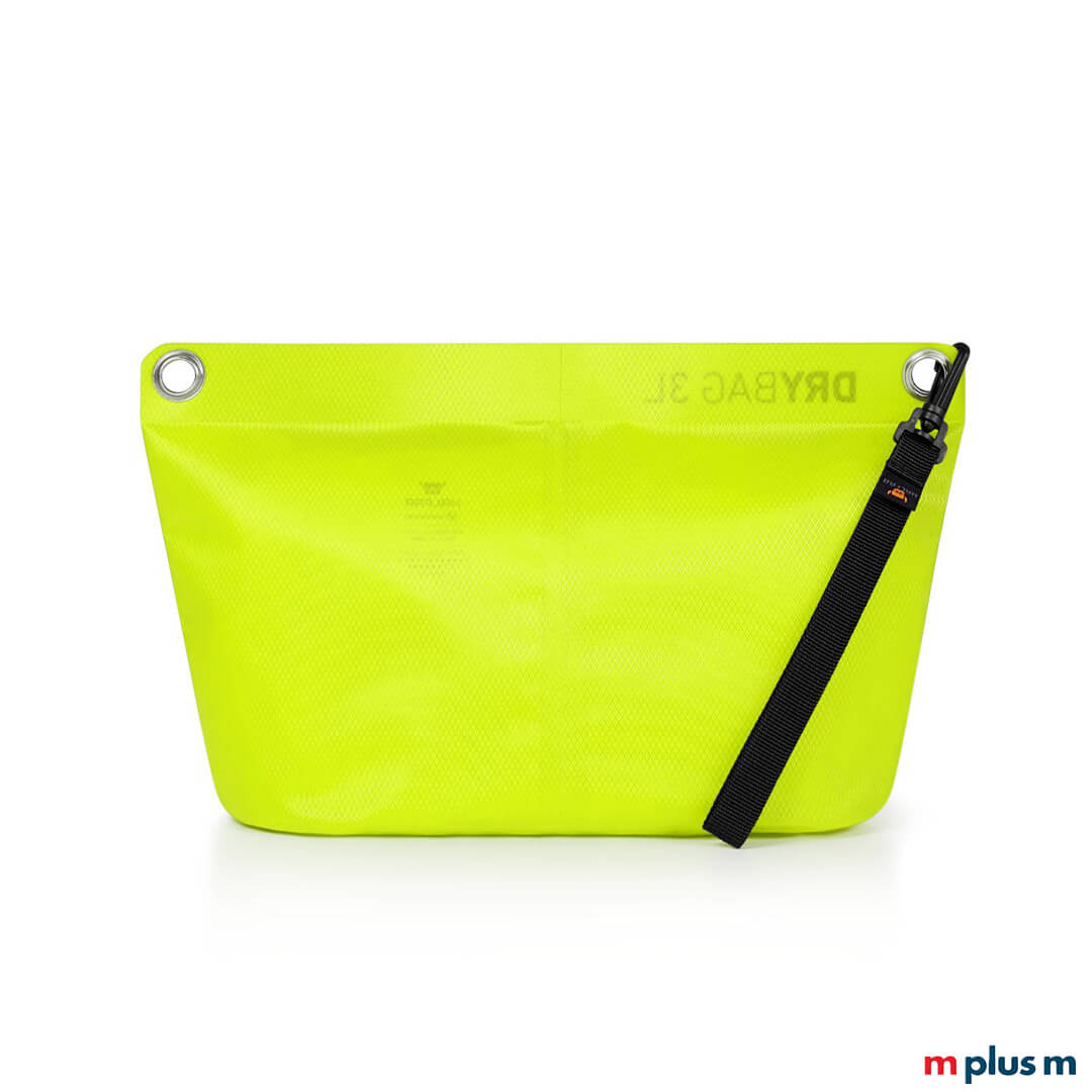  Rückansicht einer gelben 3L Drybag von Halfar mit schwarzem, wasserdichtem Reißverschluss, zwei oberen Metallösen und einer schwarzen Handschlaufe auf weißem Hintergrund.