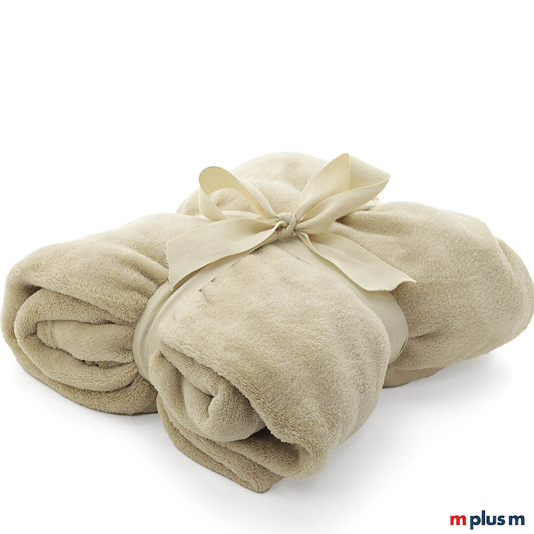 Flauschige Coral Fleecdecke in Farbe Sand mit Logo Stick als Werbegeschenk