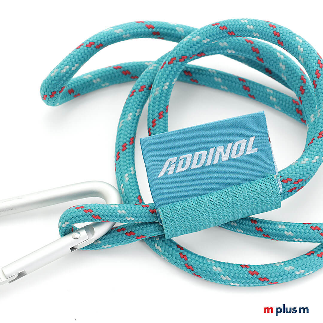 Nautic Flag Lanyard in Wunschfarbe mit mehrfarbiger Einwebung von Akzentpunkten und großem Alu Karabiner(Preis auf Anfrage). Logo auf Textil Etikett