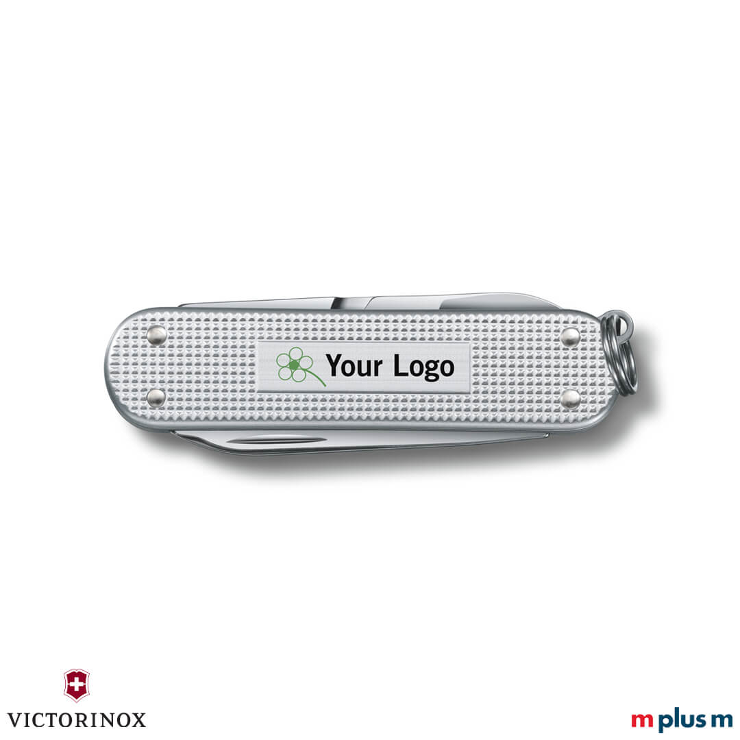 Logo Druck auf Victorinox Classic SD Alox in Silber mit geprägten Alox-Schalen als hochwertiges Werbegeschenk