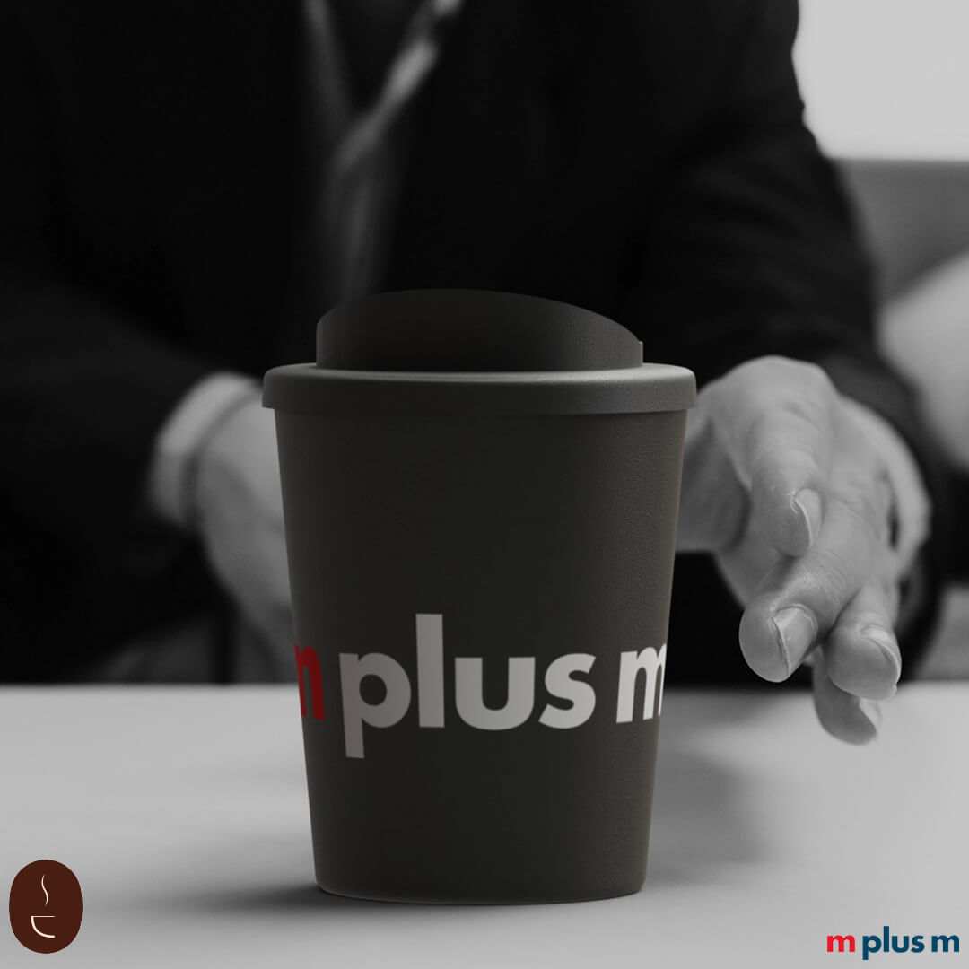 Schwarzer Recycling Thermobecher mit 250 ml, doppelwandiger Isolierung und Schraubdeckel, spülmaschinengeeignet und ideal für Logo-Druck als Werbeartikel