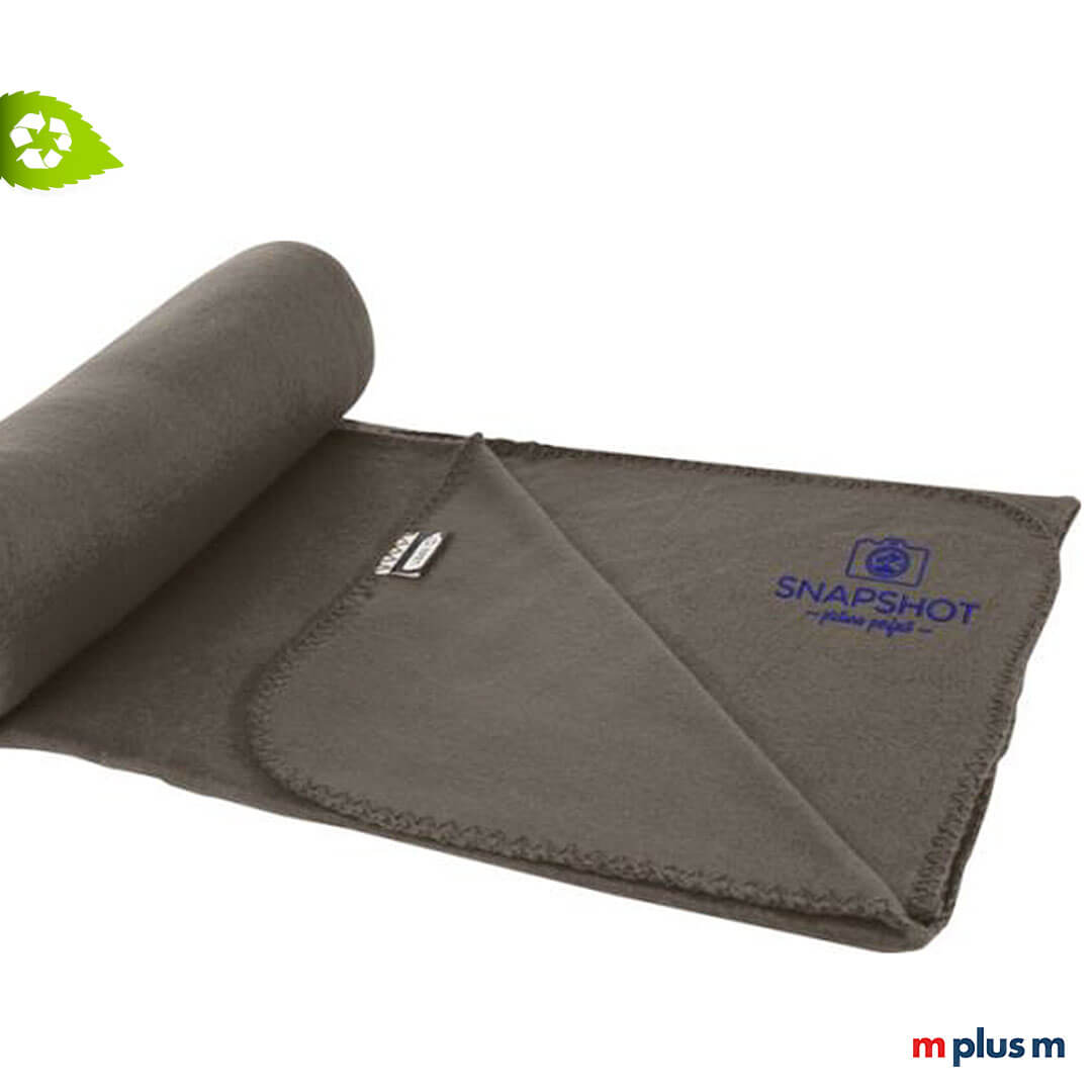 Nachhaltige Fleecedecke 'Polar' in der Farbe anthrazit. Ab 25 Stück können Sie die Decke bedrucken lassen. Ideales Give Away, toller Werbeartikel und hochwertiges Werbegeschenk