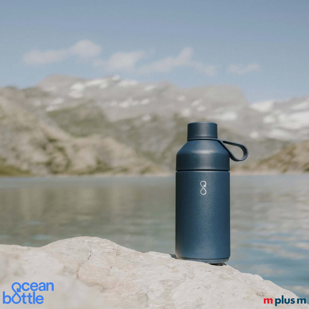 Dunkelblaue Trinkflasche aus robusten Material für eine lange Nutzung - perfekt als nachhaltiger Werbeartikel