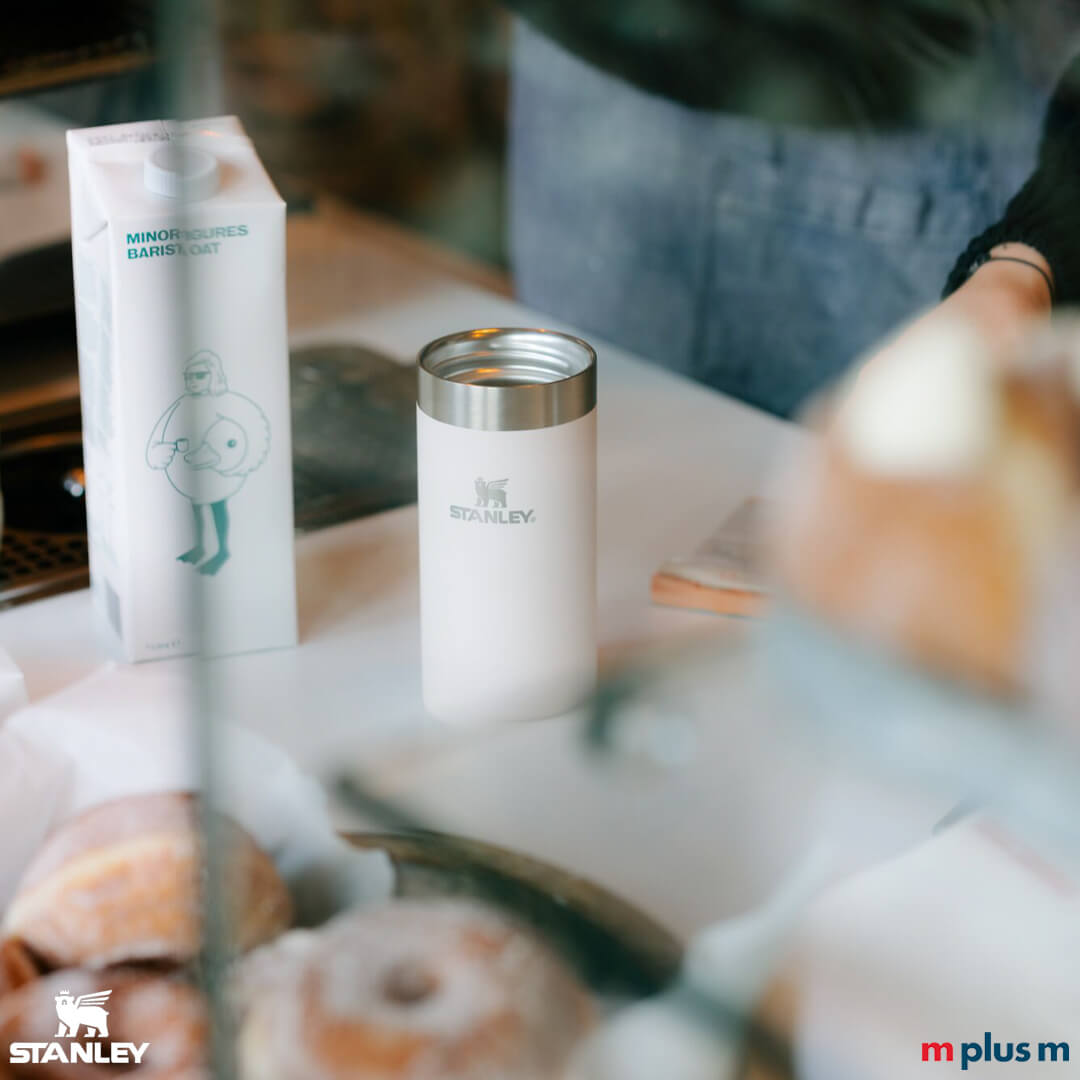 Cremefarbener Stanley Edelstahlbecher 350 ml mit AeroLight-Technologie, langlebiger Thermobecher hochwertig mit Logo bedrucken