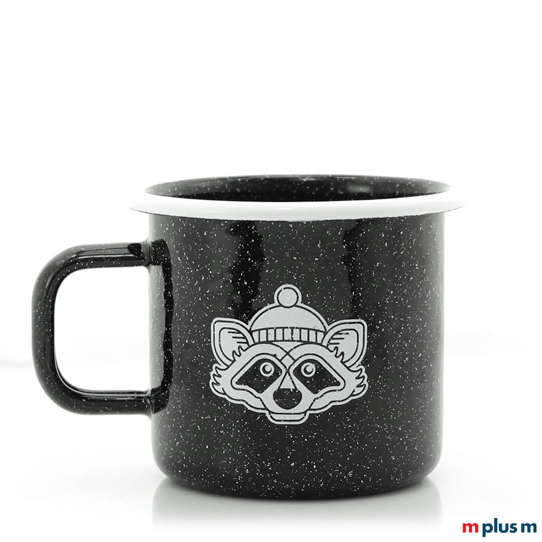 Schwarzer Emaille Becher mit Waschbär Logo spülmaschinenfest bedruckt