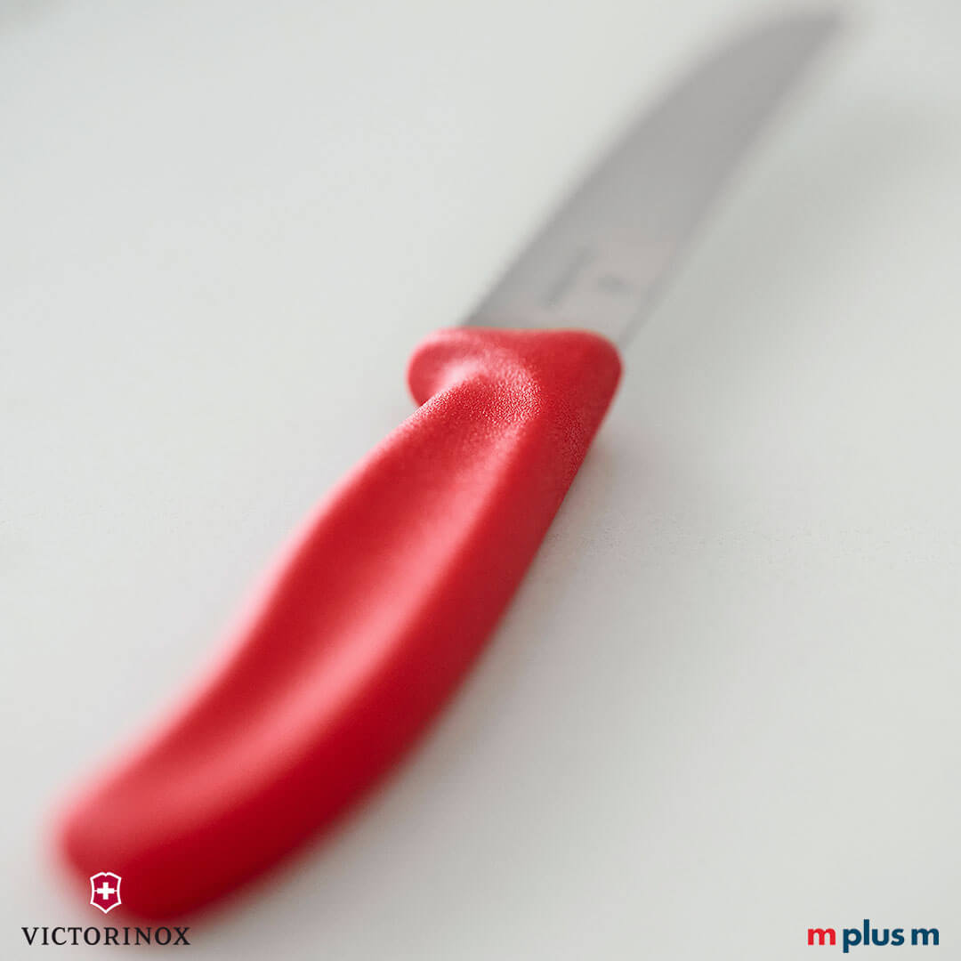 Günstig und einfach super praktisch: Das Victorinox Tomatenmesser mit rotem Griff