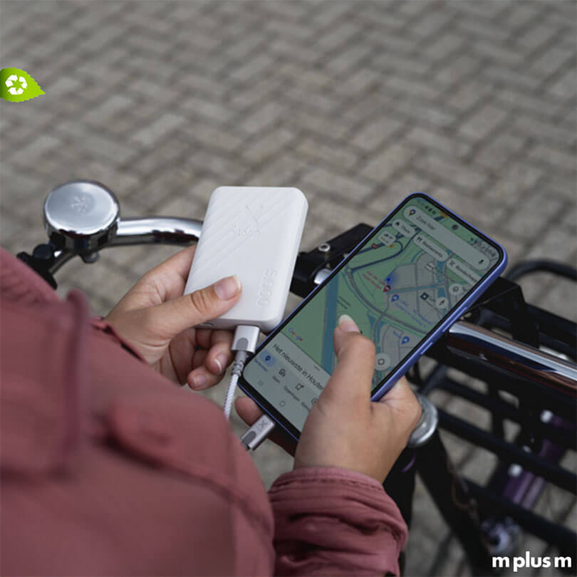 Weißes Modell der Xtorm XG205 12W 5.000 mAh Powerbank mit zwei USB Anschlüssen und Logo-Lasergravur