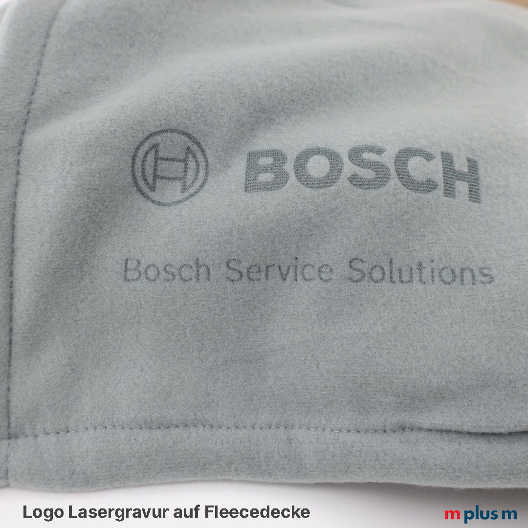 Logo Lasergravur auf Fleecedecken zur Personalisierung