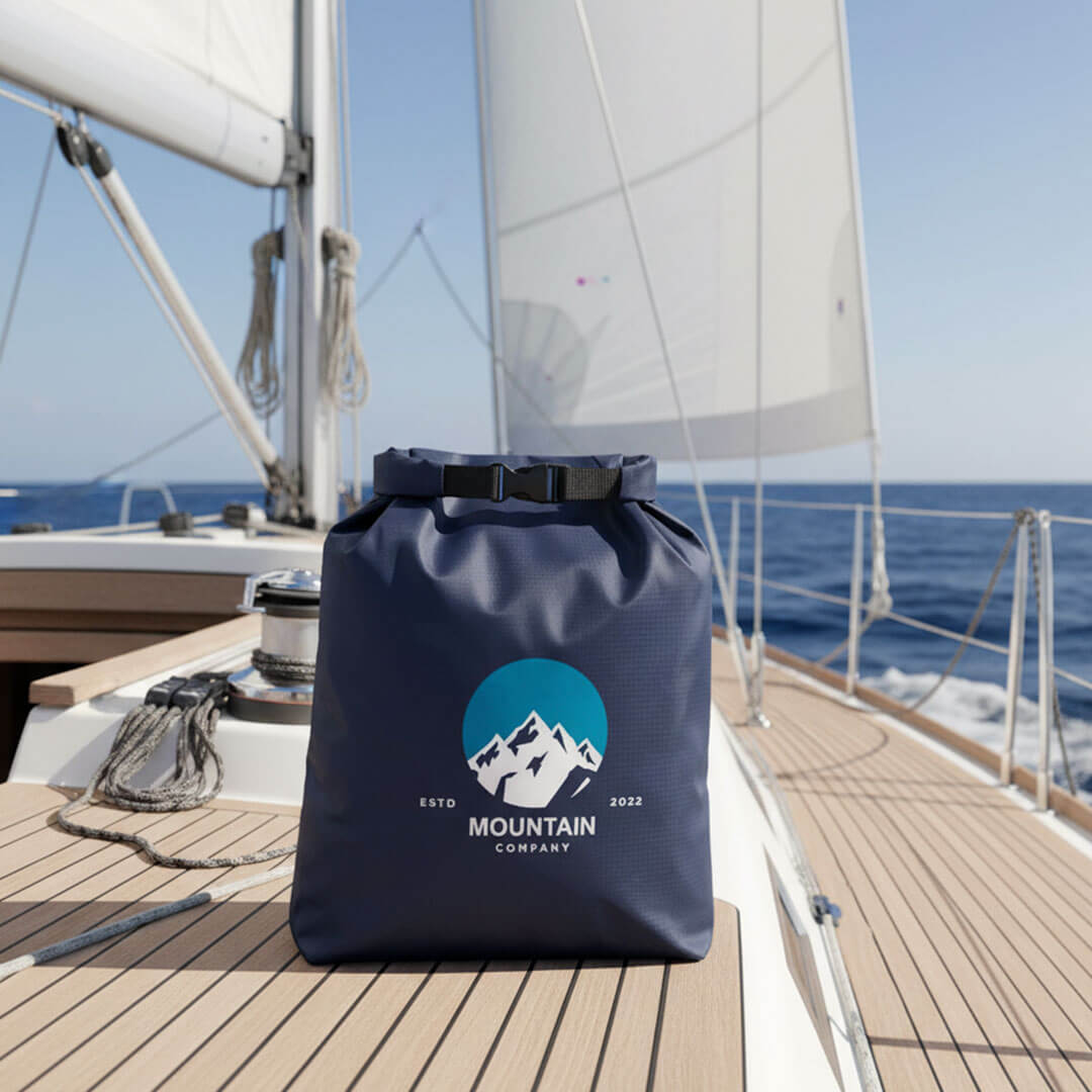 Wasserdichte blaue Drybag Rolltop Tasche mit verschweissten Nähten und Logo Druck