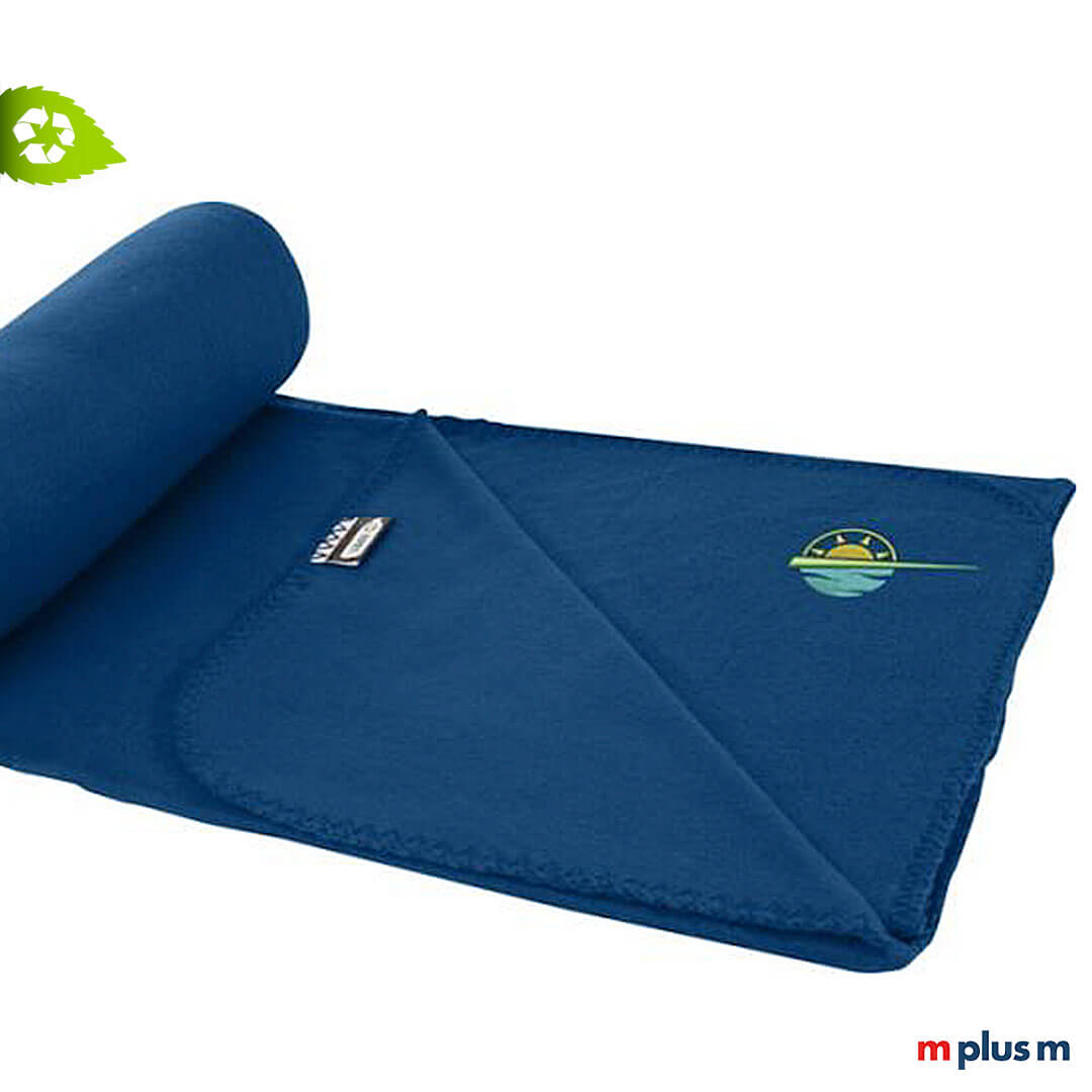 Nachhaltige Fleecedecke 'Polar' in der Farbe navy. Ab 25 Stück können Sie die Decke bedrucken lassen. Ideales Give Away, toller Werbeartikel und hochwertiges Werbegeschenk