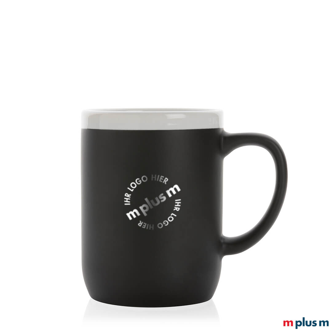 Schwarze Tasse Trevlig mit Logo Druck