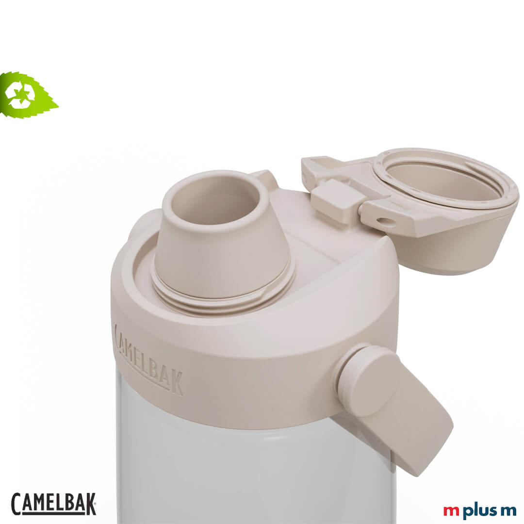 Spezieller Trinkdeckel auf transparenter Camelbak Thrive Chug Trinkflasche 750 ml in Weiß, hochwertige spülmaschinenfeste Werbeflasche aus Recycling Tritan mit individuellem Logodruck und schneller Expresslieferung