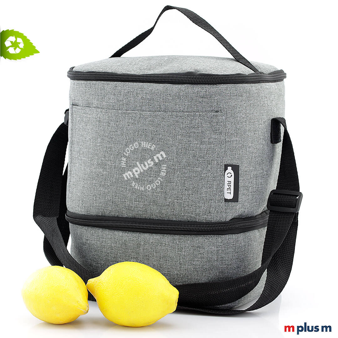 Nachhaltige Kühltasche aus PET Recycling-Material. Zwei Fächer. Isolier gut. Als Werbeartikel mit Logo bedrucken.
