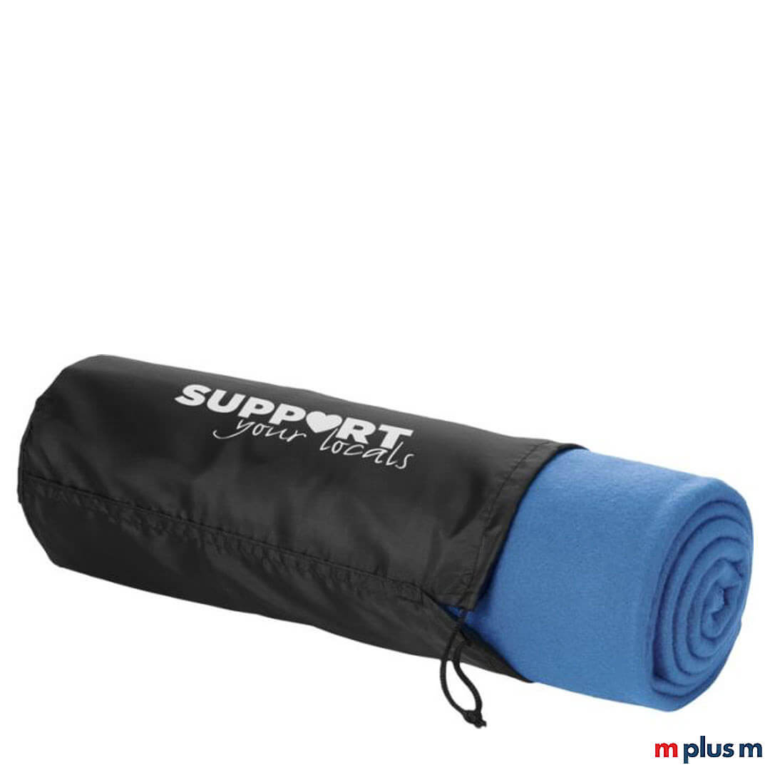 Die einfarbige 'Huggy' Decke besteht aus 100% Polarfleece. Die Decke wird mit einem praktischen Beutel mit Kordelzugverschluss geliefert.