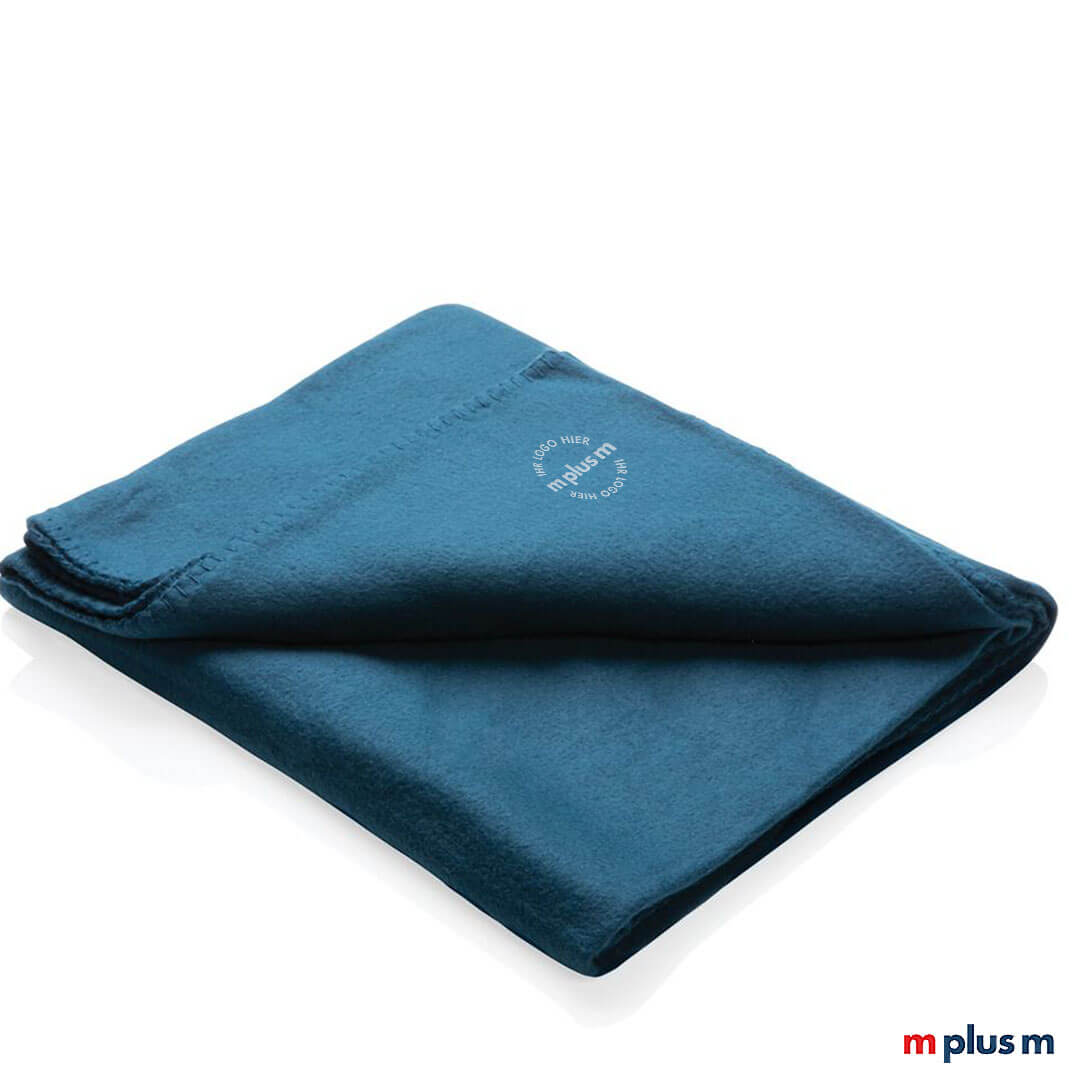 Hier sehen Sie die flauschige Decke in der Farbe Navy. Die Decke aus hochwertigem Fleece Material hält warm und ist sehr weich