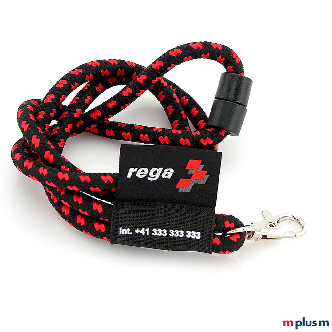 Segelseiloptik beim Schlüsselband in den Farben Schwarz-Rot mit Logo Etikett als Werbeartikel