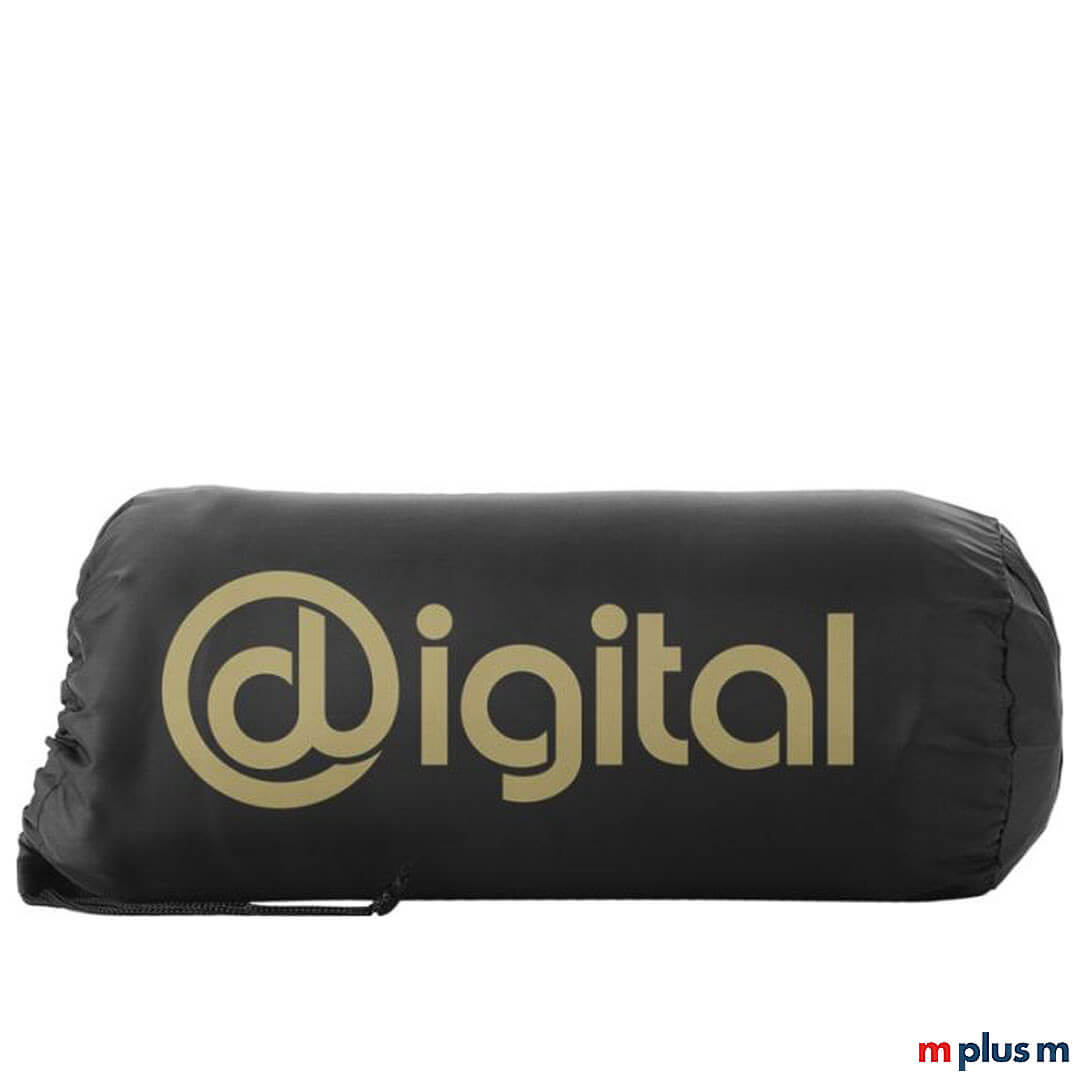 Die einfarbige 'Huggy' Decke besteht aus 100% Polarfleece. Die Decke wird mit einem praktischen Beutel mit Kordelzugverschluss geliefert.