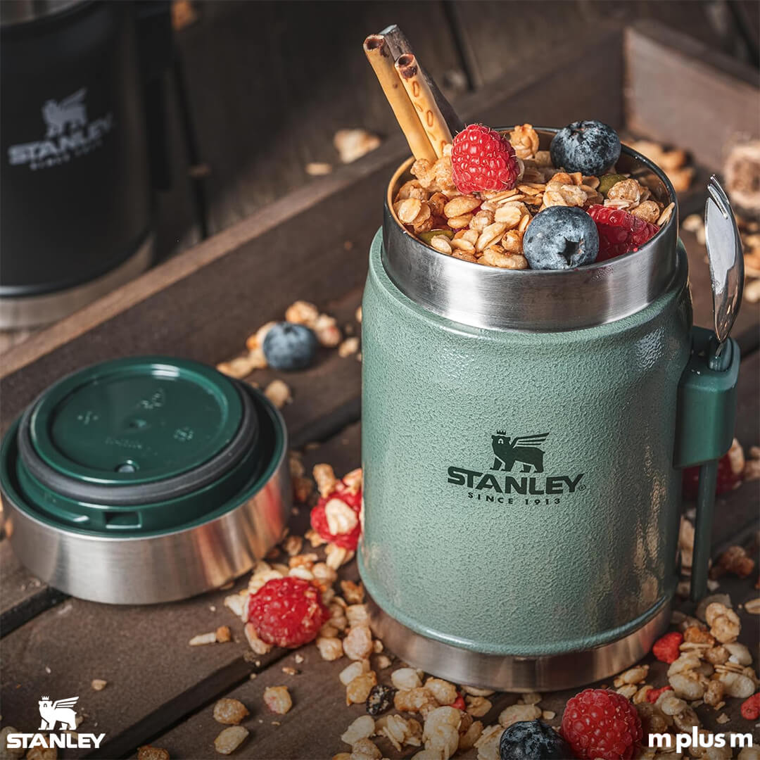 Stanley Isolierbehälter in der Farbe Grün mit Göffel – individuell bedruckbar