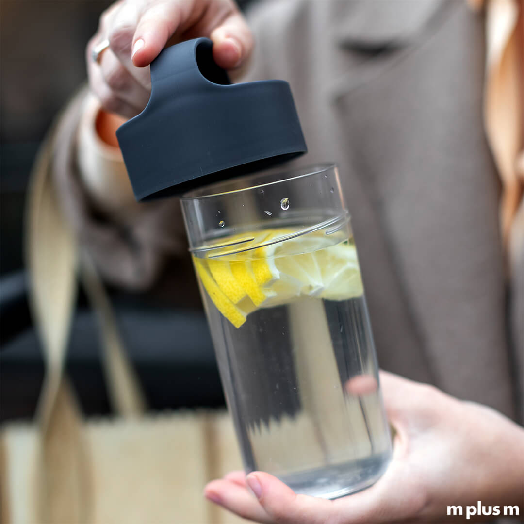 Umweltfreundlicher Trinkbehälter mit schwarzem Deckel