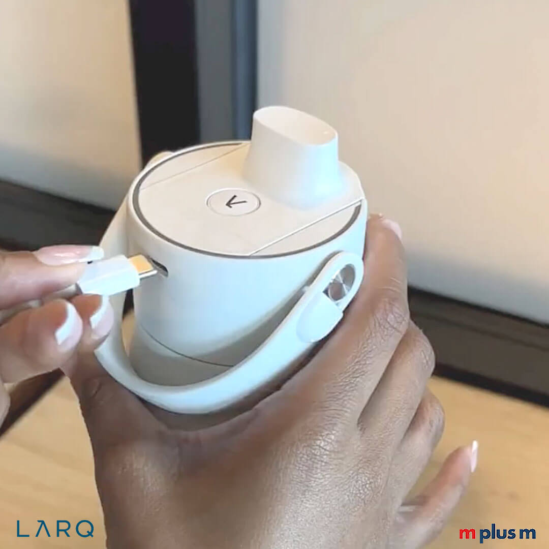 LARQ PureVis Filter Isolierflasche per USB C Kabel aufladen