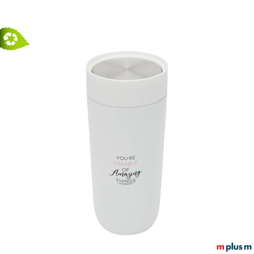 Isolierter Thermobecher aus umweltfreundlichem ♻️ Edelstahl mit hochwertiger Keramikbeschichtung innen. Pflegeleicht, mit 360°-Trinköffnung und Ein-Finger-Verschluss. Veredelung durch Logo-Gravur möglich