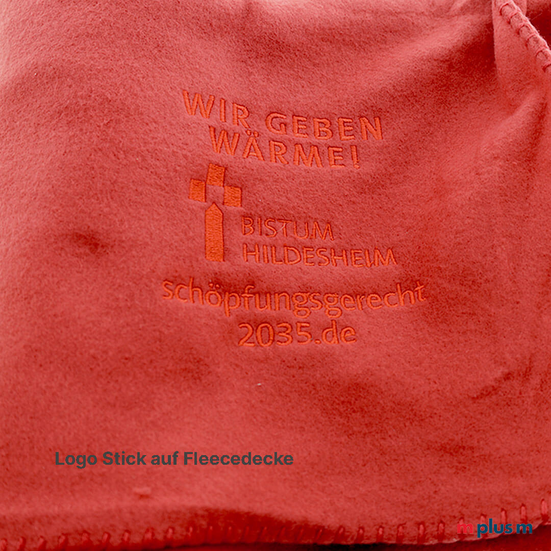 Gesticktes Logo auf Fleecedecke