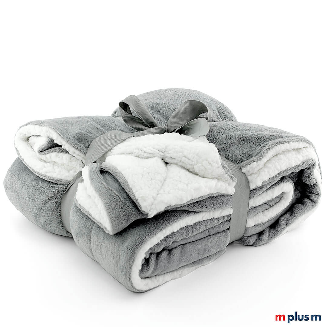 Große Wende Fleecedecke Hygge in Grau mit Logo besticken